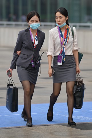 街拍黑丝工装美女姐妹花