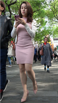 4K - 性感粉色短裙好身材气质街拍高跟美女 [1.55 GB/MP4]