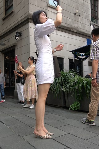 4K - 街拍白裙气质美女姐姐 [1.68 GB/MP4]