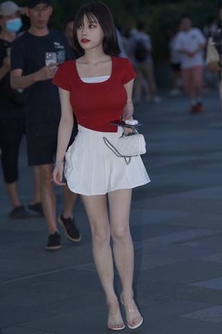 浅浅---红衣白短裙！
