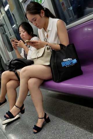 4K - 地铁上的无袖雪纺衫美腿姐姐 [898 MB/MP4]
