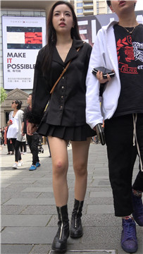 4K - 街拍性感的美腿短裙美女 [1.25 GB/MP4]