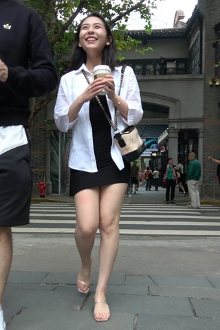 4K - 街拍短裙白衬衫美女姐姐 [2.95 GB/MP4]